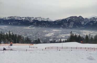 gubalowka-skutery-sniezne Zimowy wido z Gubałówki na Zakopane