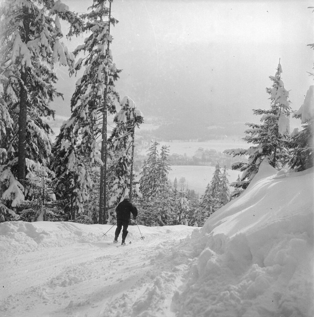 Historyczne zdjęcie zjazd z Gubałówki zimą na nartach